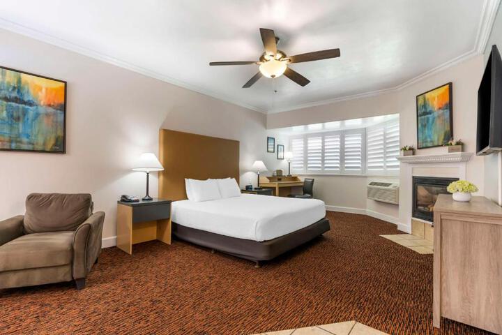 1 King Bed Business Plus Room Chair with Ottoman Microwave and Refrigerator High Speed Internet Accessible Work Desk Full Breakfast (12 of 17)