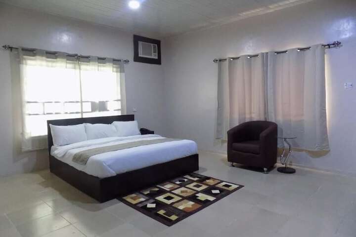 Room 6 of 9