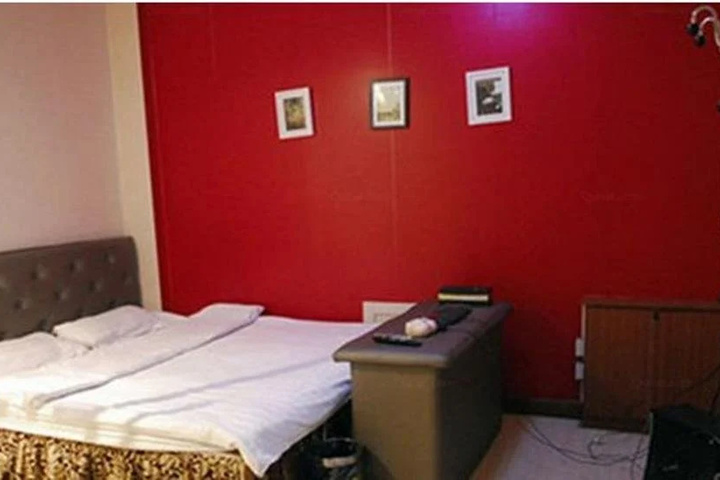 Room 4 of 7