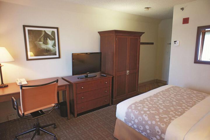1 Queen Bed (11 of 19)