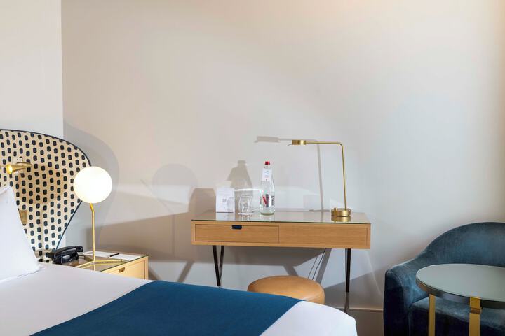 Room 16 of 40