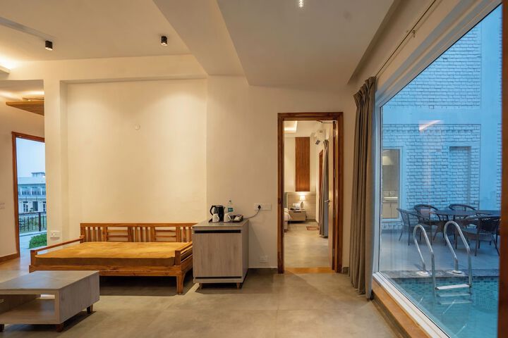 Room 10 of 80