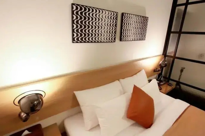 Room 4 of 11