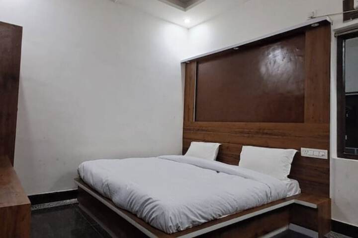 Room 6 of 16