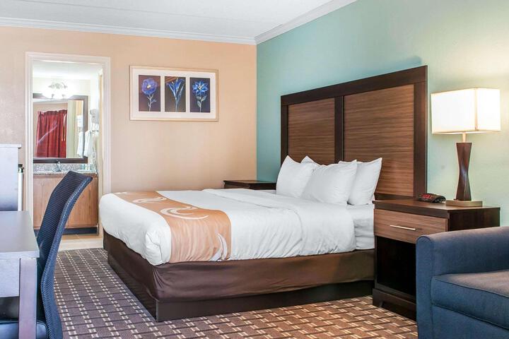 1 Queen Bed (2 of 8)