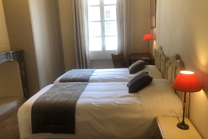 Room 7 of 136