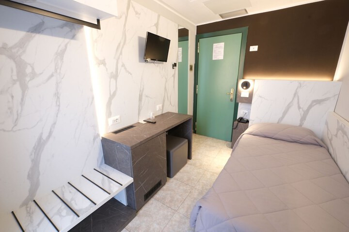 Room 12 of 27