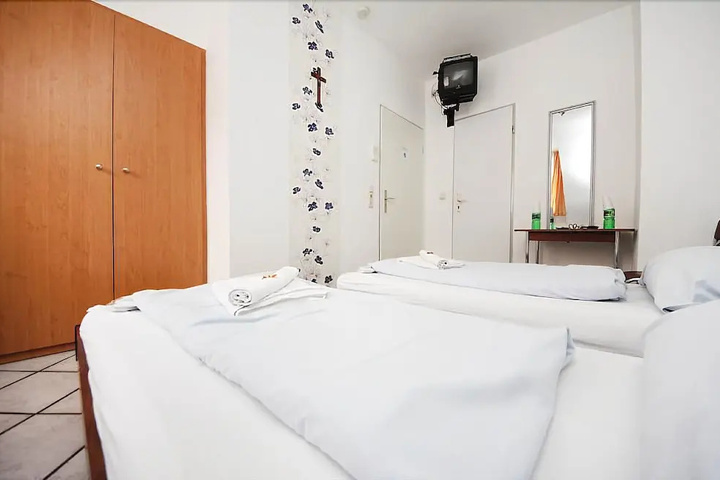 Room 4 of 9