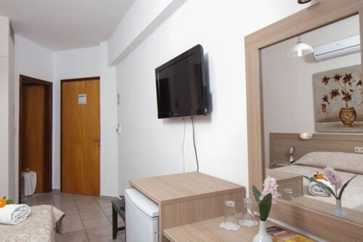 Room 9 of 33