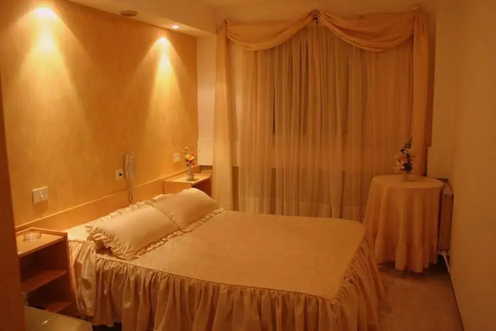Room 2 of 19