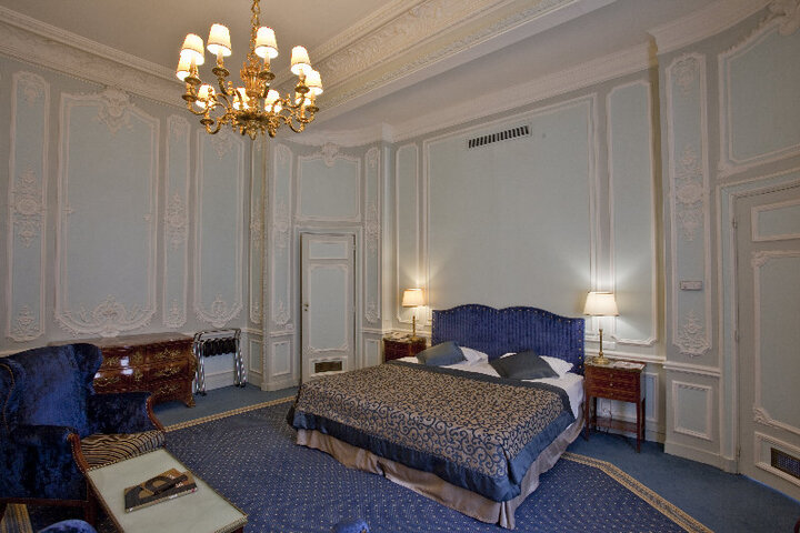 Room 5 of 10