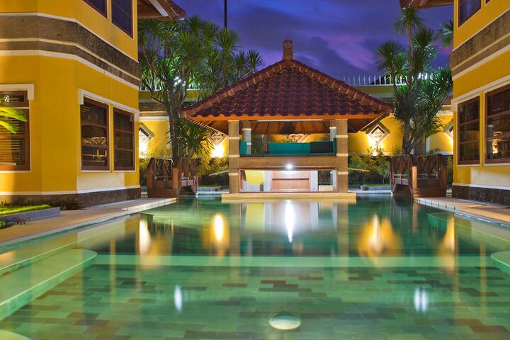 Pool Hotel