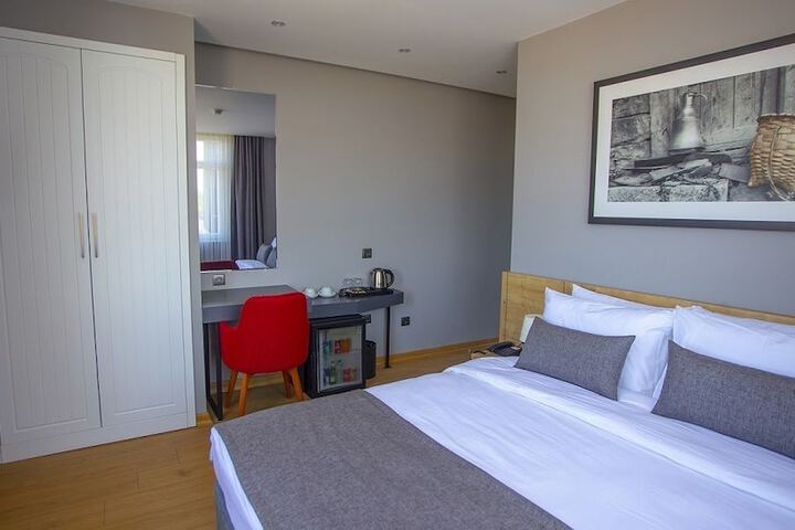 Room 3 of 28