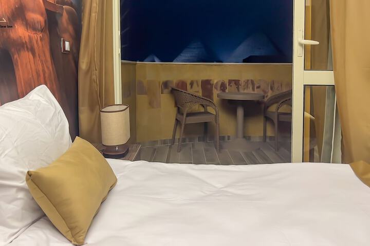 Room 7 of 80