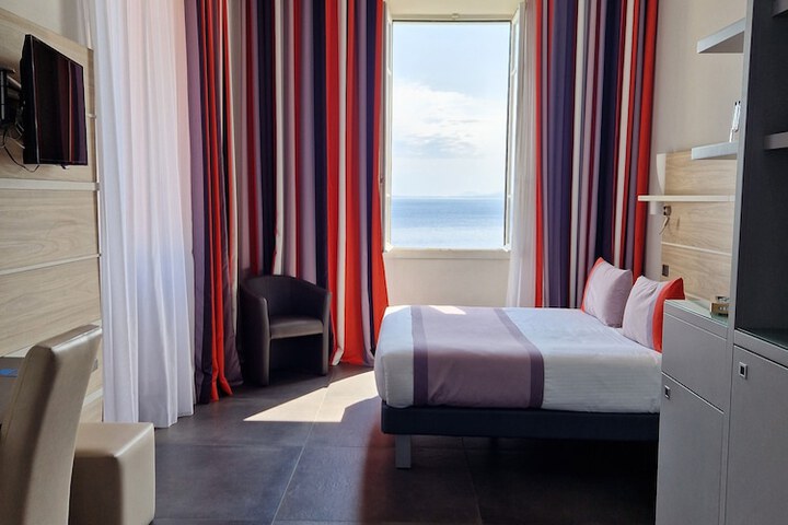 Room 28 of 103