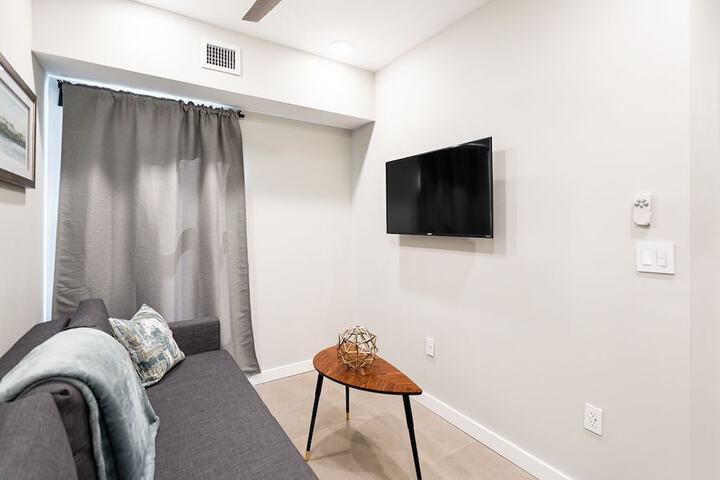Apartment Queen Size Bed (4 of 15)