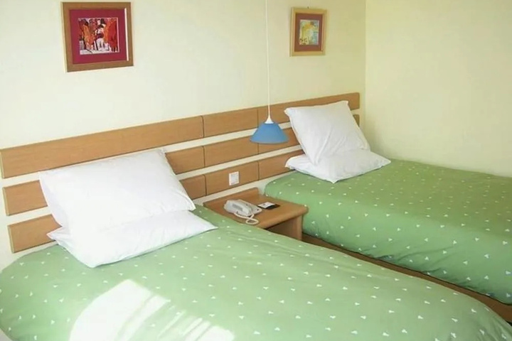 Room 5 of 16