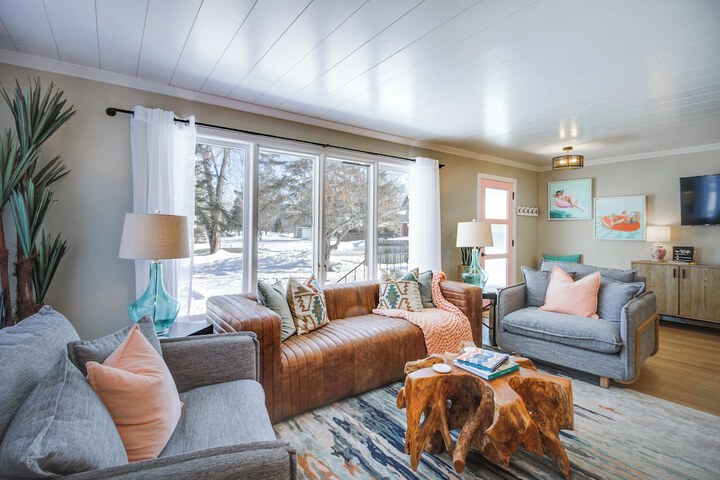 Home Rental on Detroit Lake: Dock Game Room!