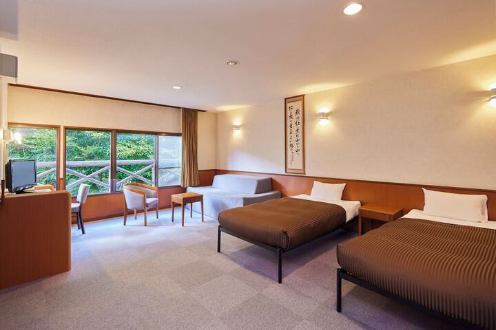 Room 12 of 120