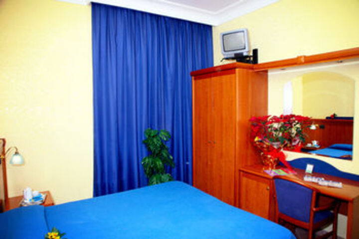 Room 12 of 25