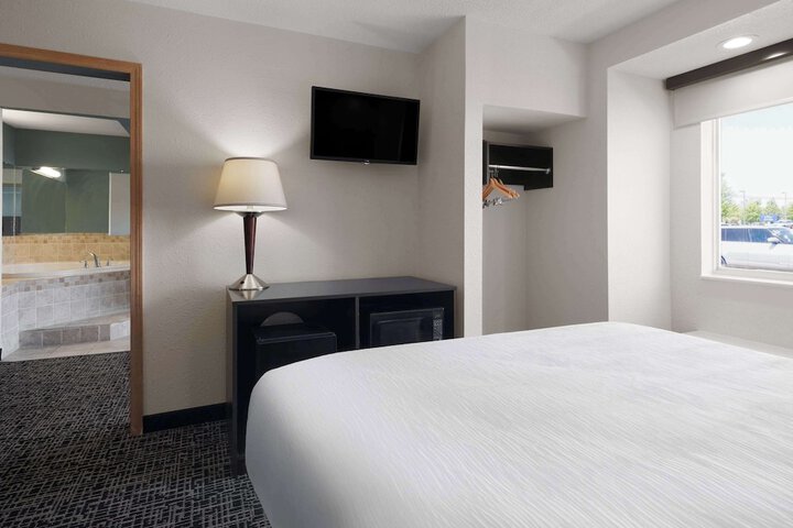1 King Bed (2 of 8)