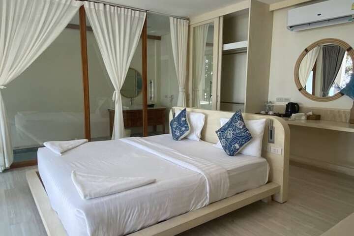 Room 12 of 117