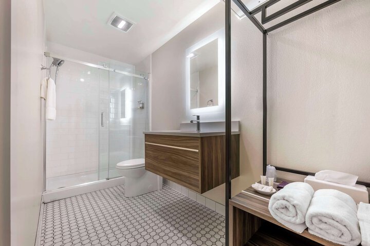 2 Double Beds Workspace (8 of 8)