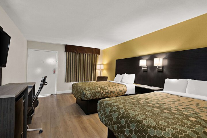 2 Double Beds (6 of 10)