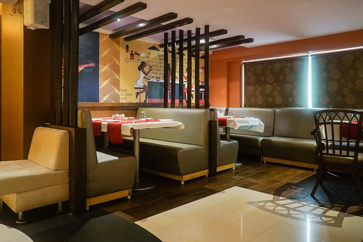 Lounge 33 of 40