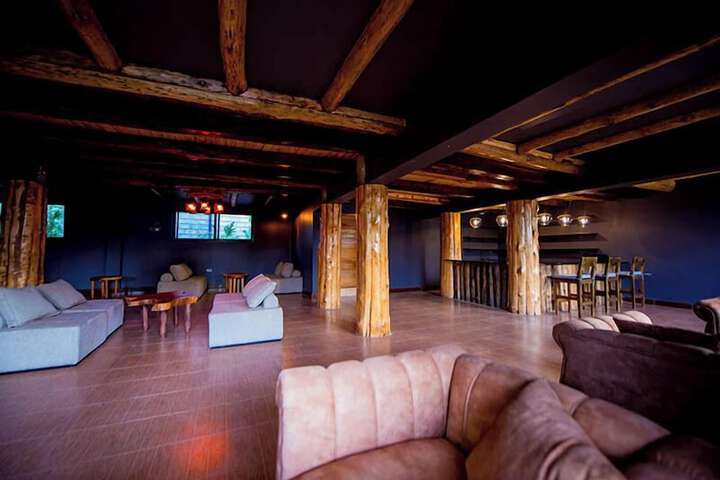 Lounge 17 of 35