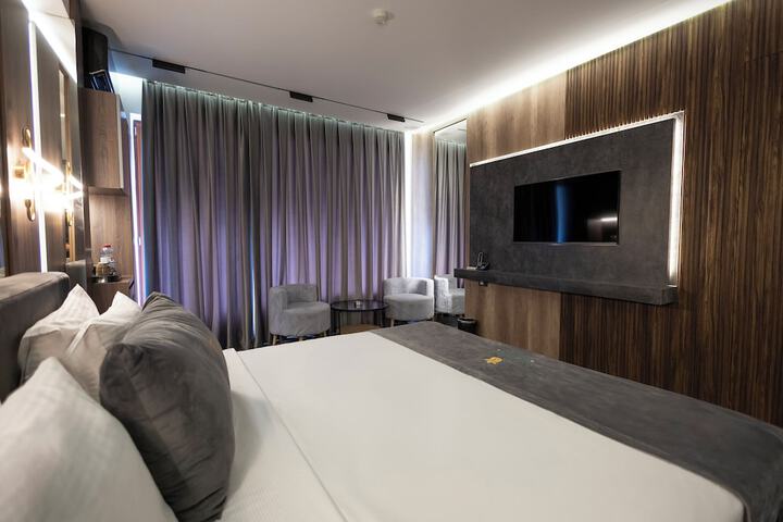 Room 16 of 33