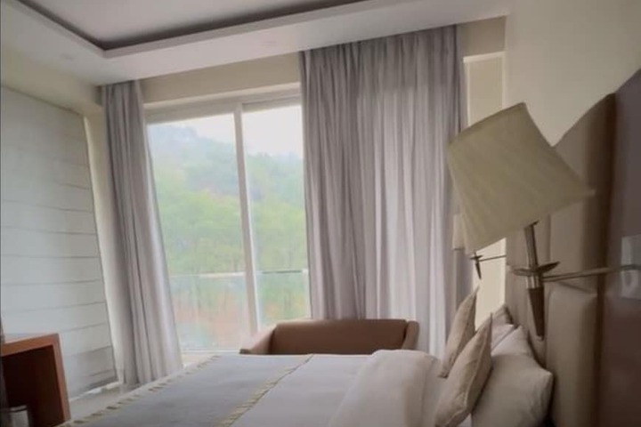 Room 10 of 33