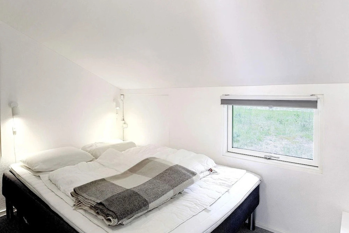 Room 2 of 16