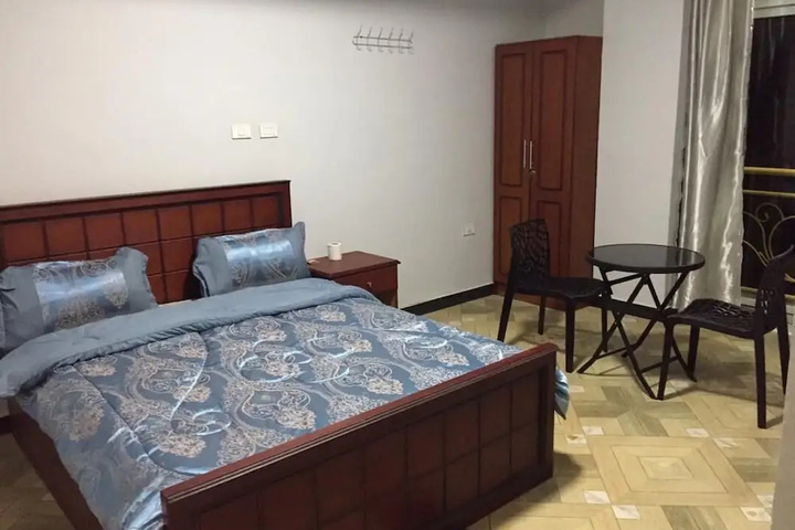 Room 4 of 8