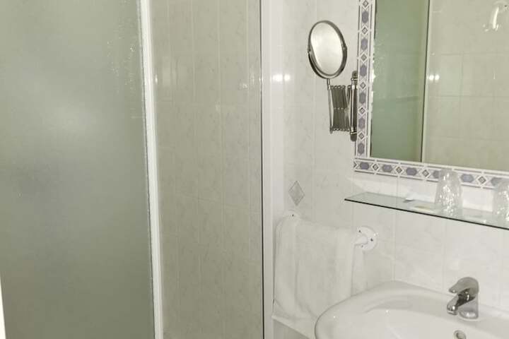 Room 15 of 33