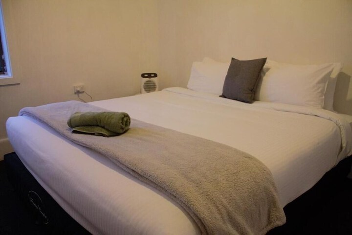 Room 2 of 8