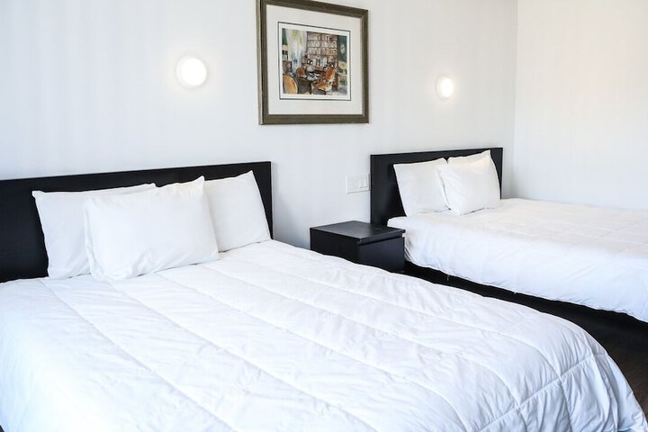2 Queen Beds (10 of 13)
