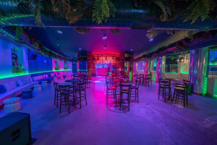 Lounge 206 of 251