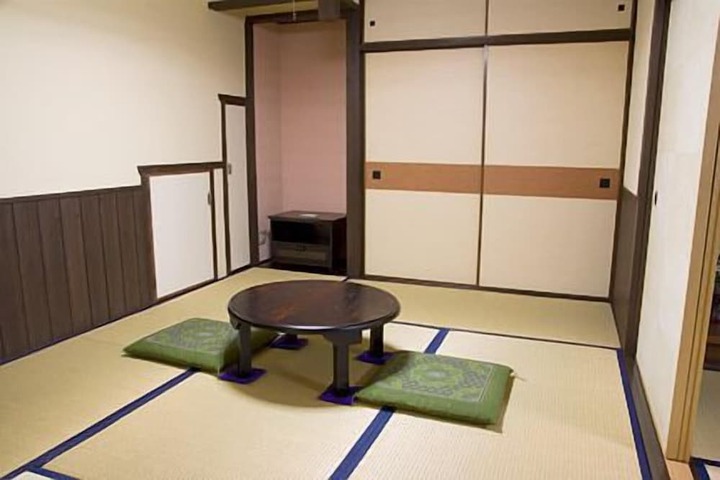 Room 10 of 14