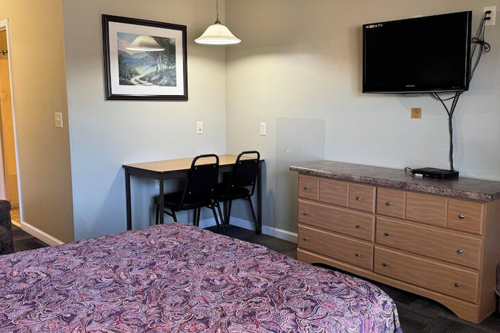 1 Queen Bed (6 of 14)