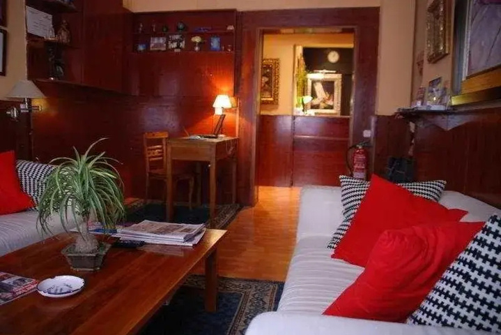 Room 5 of 9