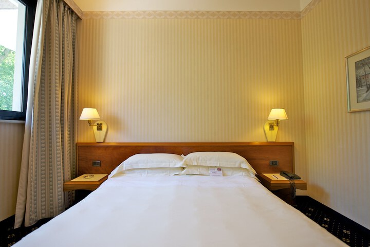 Room 11 of 85