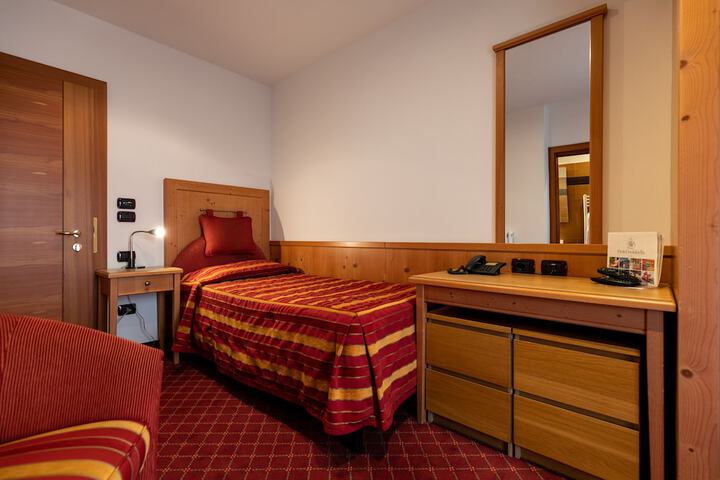 Room 13 of 104