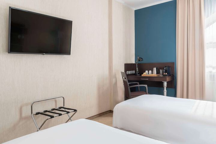 Room 33 of 182