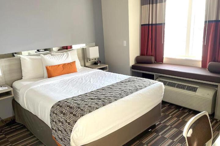 2 Queen Beds (9 of 10)