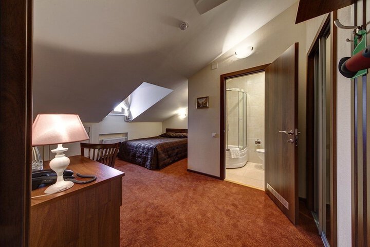 Room 7 of 83