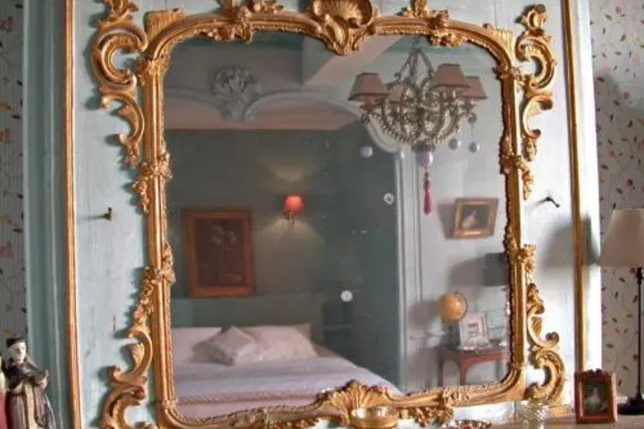 Room 4 of 12