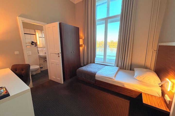 Room 9 of 49