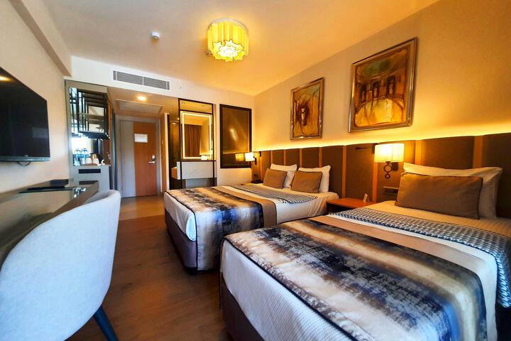 Room 5 of 125