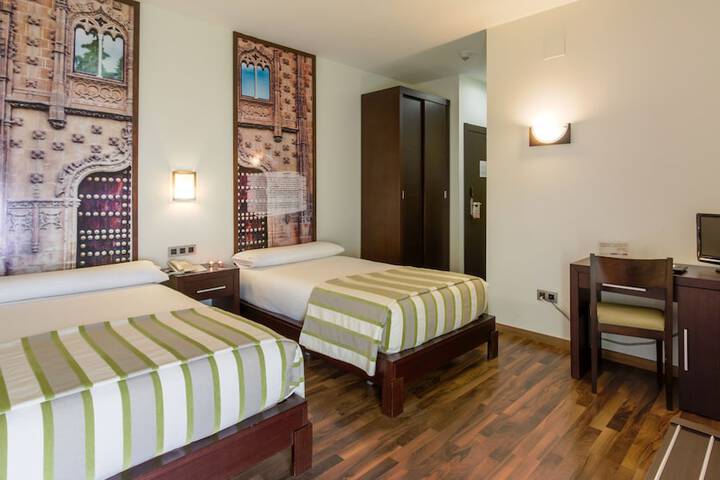 Room 5 of 16
